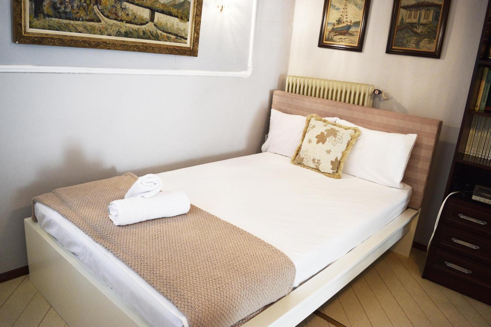 Holiday home Nicola's House With Private Parking *
